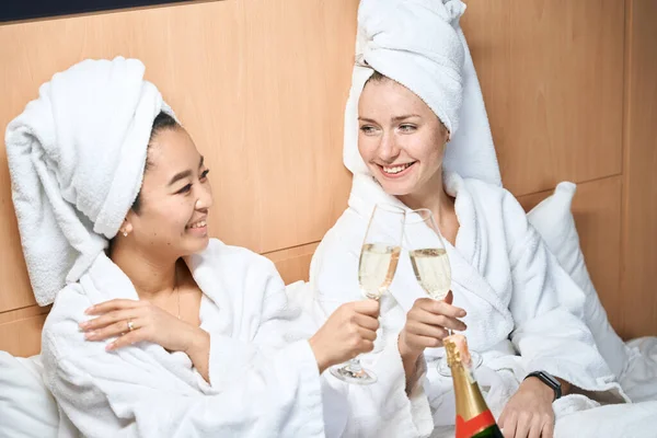 Beyaz Önlüklü Kızlar Otelde Şampanya Içiyor Duş Aldıktan Sonra Odada — Stok fotoğraf