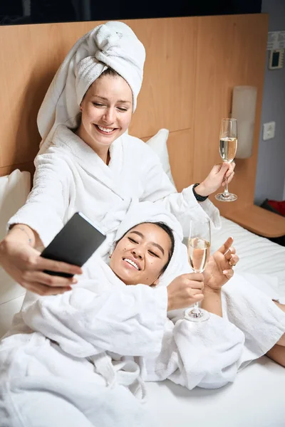 两个女朋友穿着浴衣在电话上拍照 穿着白衣戴眼镜的女士自拍 — 图库照片
