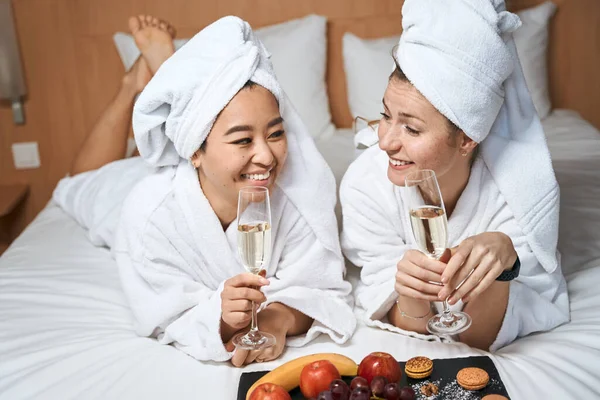 Frauen Weißen Mänteln Haben Spaß Dabei Champagner Mit Obst Trinken — Stockfoto