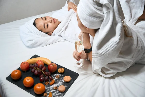 Bardaklı Meyveli Bornozlu Kadınların Kesilmiş Fotoğrafı Kadın Otel Odasında Şampanya — Stok fotoğraf