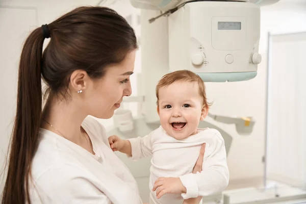 Junge Mutter Hält Ihr Kleines Baby Vor Röntgengerät — Stockfoto