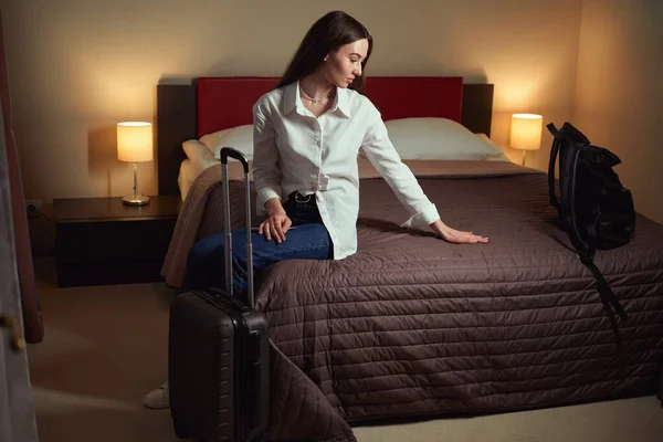 Pretty Woman Sitting Bed Straightening Blanket One Hand Hotel Room — Stock Photo, Image
