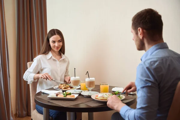 Genç Bir Kadın Erkek Parlak Bir Otelde Masada Kahvaltı Yapıyorlar — Stok fotoğraf