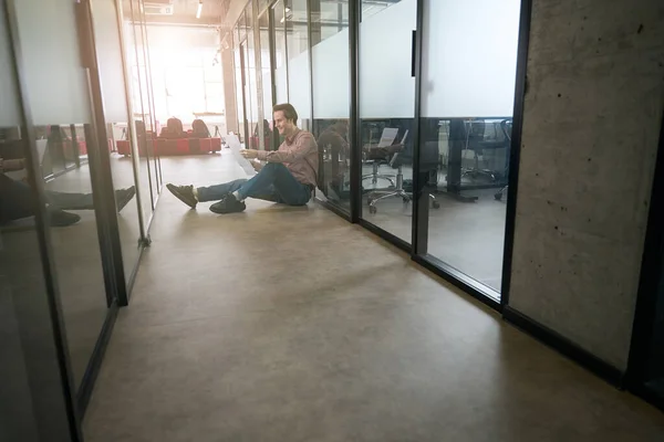 Χαμογελώντας Εταιρικός Εργαζόμενος Που Ασχολούνται Γραφειοκρατία Ενώ Κάθεται Στο Πάτωμα — Φωτογραφία Αρχείου