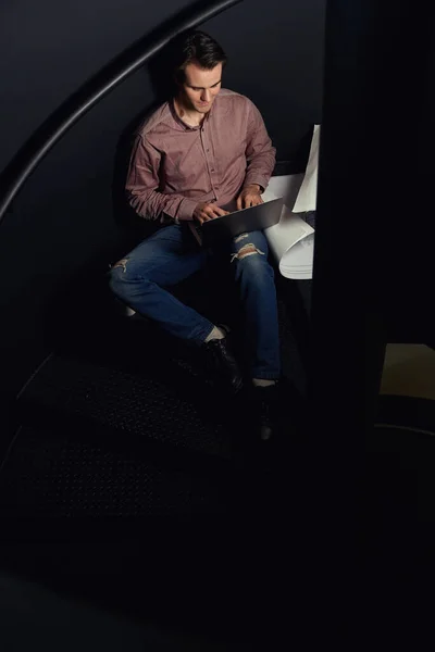 技術的な図面とスパイラル階段に座っている間 コンピュータキーボードに入力する集中ドラフト人 — ストック写真