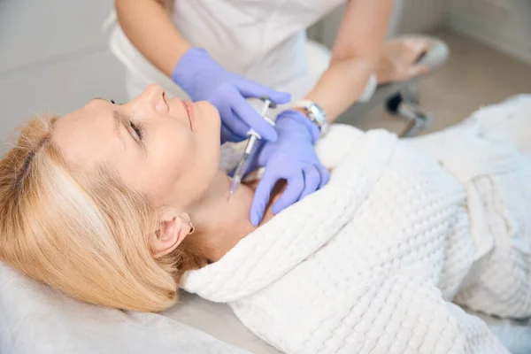 Kosmetologe Hände Durchführung Antiage Injektion Auf Reife Dame Nackenbereich Schönheitssalon — Stockfoto