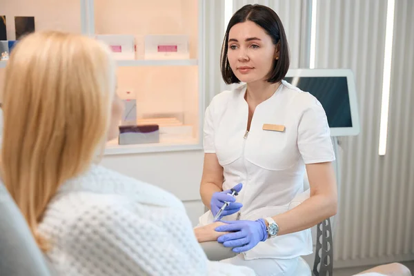 Cosmetoloog Kijken Naar Dame Terwijl Het Maken Van Injectie Volwassen — Stockfoto