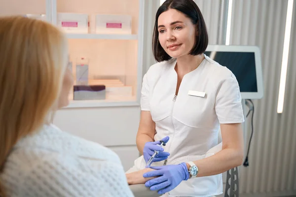 Kosmetolog Tittar Damen Medan Gör Injektion Mogen Kvinna Handled Skönhetssalong — Stockfoto