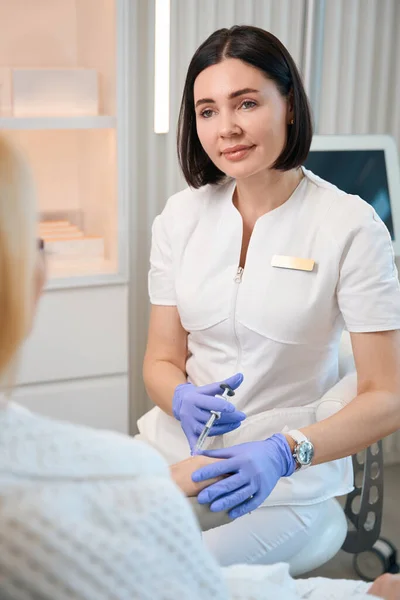 Cosmetoloog Kijken Naar Dame Terwijl Het Maken Van Injectie Volwassen — Stockfoto