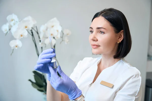 Medische Schoonheidsspecialiste Met Injectiespuit Handschoenen Schoonheidssalon — Stockfoto