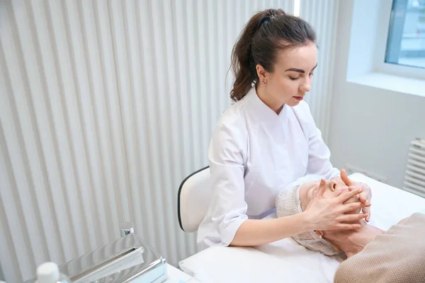 Vrouw Cosmetoloog Het Maken Van Gezicht Massage Voor Volwassen Dame — Stockfoto