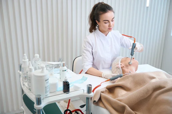 Medizinische Kosmetikerin Macht Mikrostromtherapie Auf Reifes Weibliches Gesicht Moderner Klinik — Stockfoto