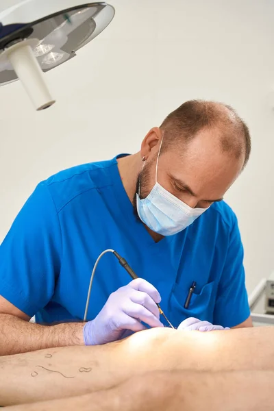 Konzentrierter Chirurg Blauen Mantel Führt Mit Einem Elektrokoagulator Eine Operation — Stockfoto