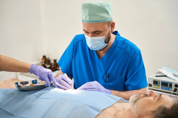 Lékař Operačním Sále Provádí Chirurgickou Operaci Těla Pacienta Muže — Stock fotografie
