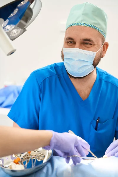 Vertical Photo Male Surgeon Blue Coat Looking Assistant Operation Patient — Stock Photo, Image