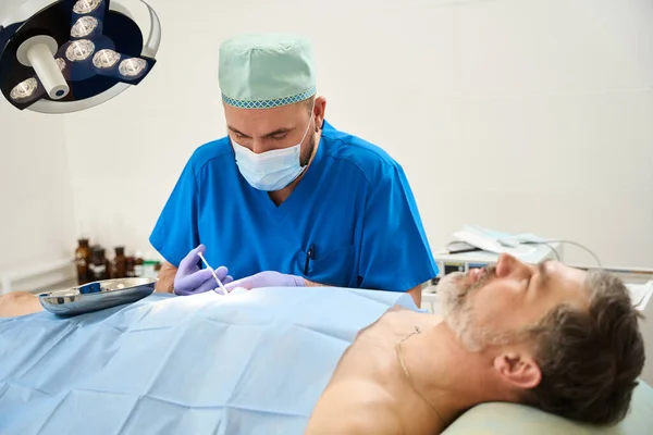 Fotografie Mužského Chirurga Jak Vstřikuje Stříkačku Staršímu Pacientovi Během Chirurgické — Stock fotografie