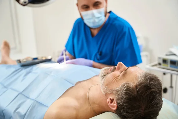Homem Idoso Paciente Deitado Mesa Cirurgia Administrado Uma Injeção Durante — Fotografia de Stock