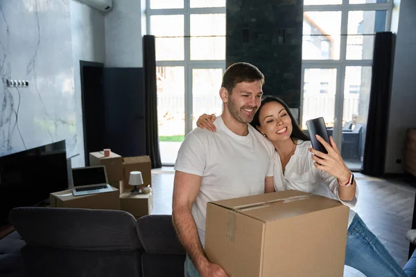 Hombre Con Una Caja Esperando Que Chica Tome Una Selfie — Foto de Stock