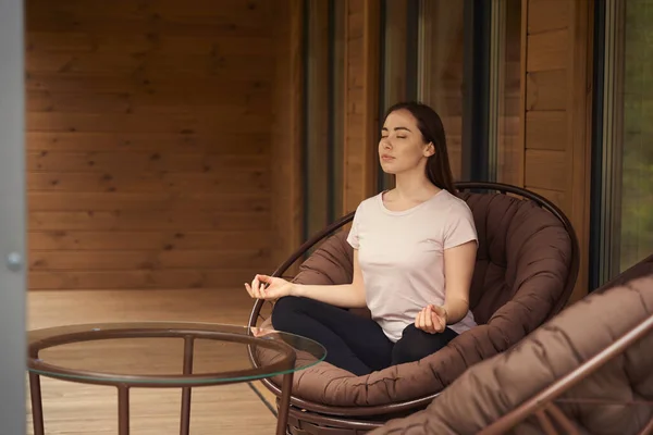 Feminino Sentado Posição Lótus Poltrona Perto Mesa Meditar Quintal — Fotografia de Stock