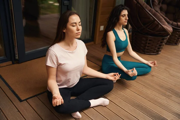 Female Trainer Sitting Lotus Position Next Each Other Performing Yoga — Stock Photo, Image