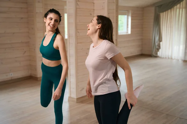 Smiling Female Friends Tracksuits Looking Each Other Getting Ready Doing — Stock Photo, Image