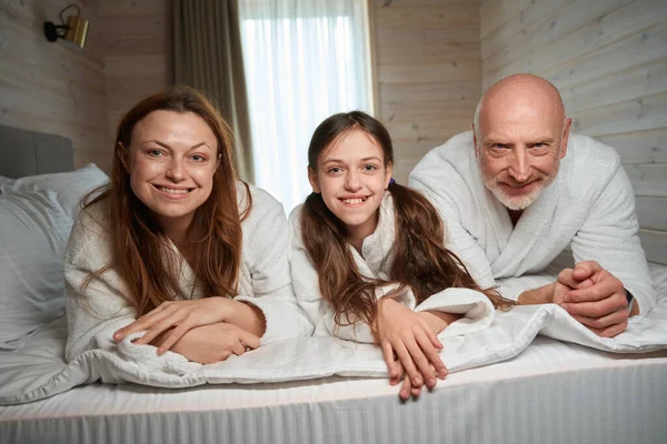 Adolescente Agréable Couchée Dans Lit Confortable Avec Ses Parents Heureux — Photo
