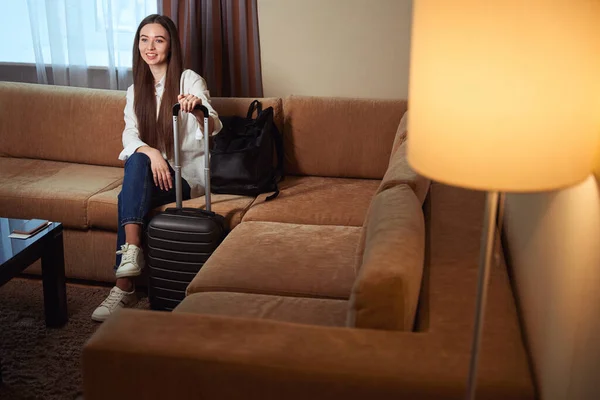 Portrait Young Woman Hotel Sofa Suitcase Nearby Check Hotel — Stock Photo, Image