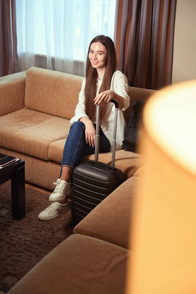 Portrait Smiling Woman Hotel Room Sofa Luggage Nearby Check Hotel — Stock Photo, Image
