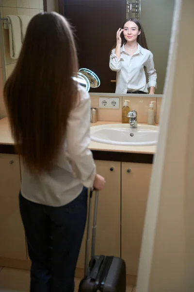 Lady Tittar Sig Själv Spegeln Stående Med Resväska Nära Tvättställ — Stockfoto