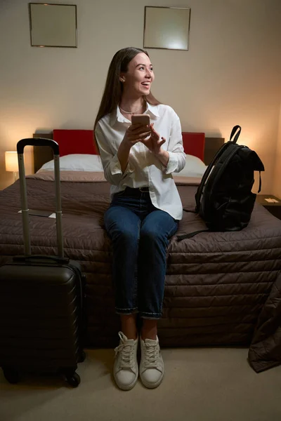 Beautiful Lady Holding Phone Sitting Sofa Suitcase Next Her Her — Stock Photo, Image