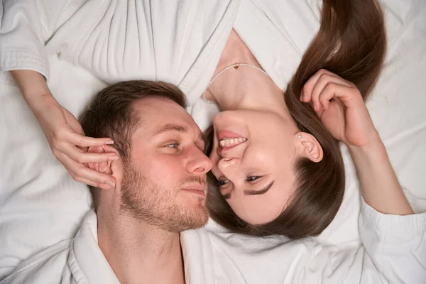 Romantik Genç Kadın Erkeğin Yatakta Yatıp Birbirlerine Baktıkları Iyi Manzara — Stok fotoğraf