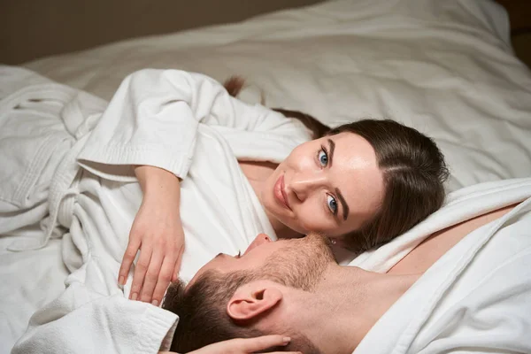 躺在伴侣身边舒服的床上 心平气和的年轻女人 — 图库照片