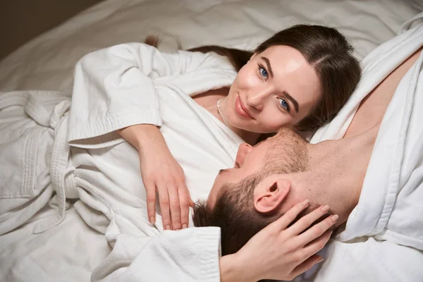 Lächelnde Glückliche Junge Frau Liegt Neben Ihrem Romantischen Partner Bequemen — Stockfoto