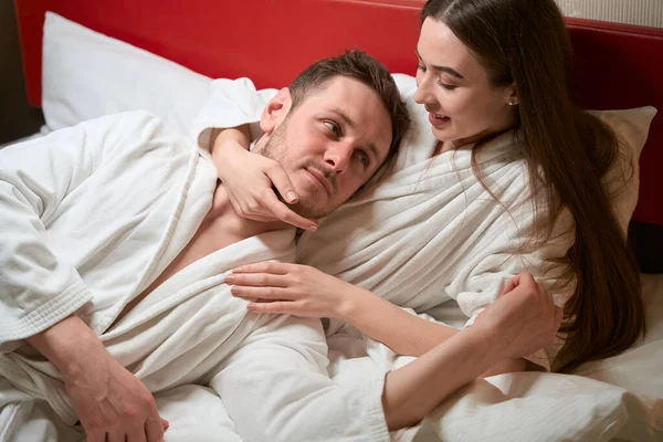 Genç Adam Yatakta Sevgili Bayan Arkadaşının Kollarında Yatıyor — Stok fotoğraf
