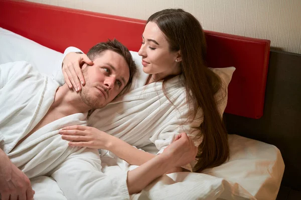 Hayalperest Adam Sevgili Dişi Eşinin Kollarında Yatakta Yatıyor — Stok fotoğraf