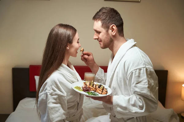 Cuidando Jovem Macho Alimentando Seu Companheiro Feminino Com Panquecas Saborosas — Fotografia de Stock