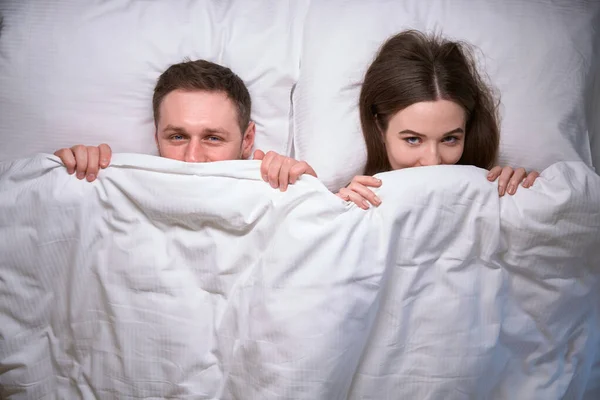 Yatakta Yatarken Yüzlerini Battaniyeyle Örten Gülümseyen Genç Adam Kadın — Stok fotoğraf