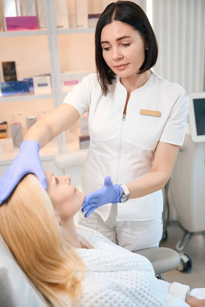 Tıbbi Eldivenli Bir Güzellik Uzmanı Kozmetik Uzmanının Ofisinde Kadın Yüzünü — Stok fotoğraf
