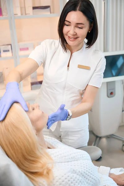 Smiling Beautician Medical Gloves Examing Woman Face Cosmetologist Office — Stock Photo, Image