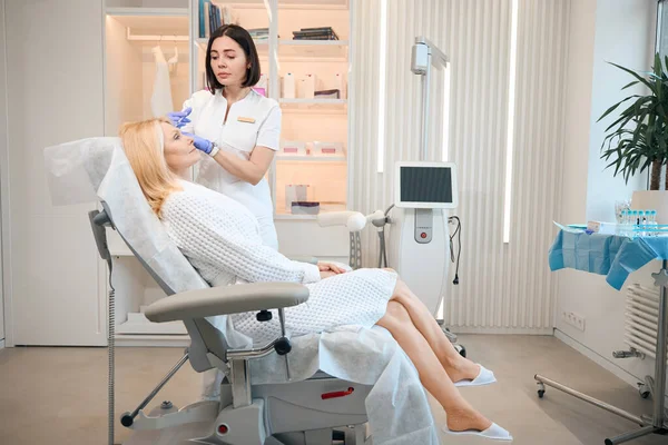 Cosmetoloog Maakt Verjongende Injectie Voor Het Gladstrijken Van Rimpels Volwassen — Stockfoto