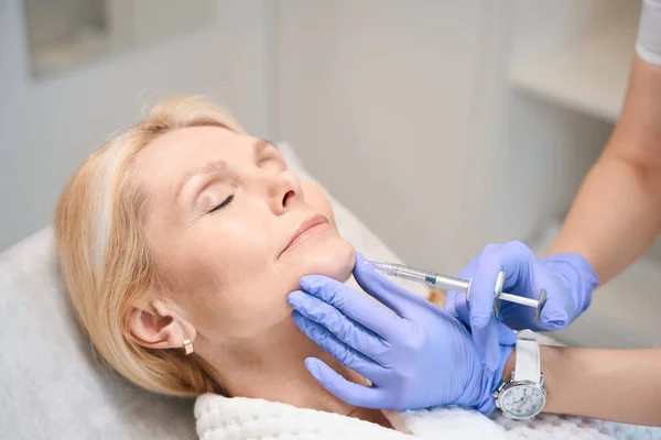 Close Cosmetologist Hands Performing Rejuvenating Injection Mature Lady Chin Beauty — Stock Photo, Image