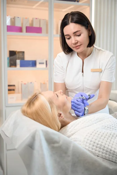 Glimlachende Cosmetoloog Het Maken Van Injectie Volwassen Vrouw Kin Schoonheidsspecialiste — Stockfoto