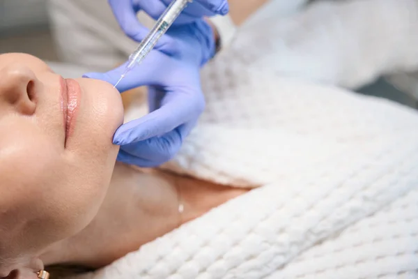 Close Van Cosmetoloog Handen Maken Van Injectie Voor Het Gladstrijken — Stockfoto