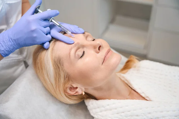 Close Cosmetologist Hands Performing Rejuvenating Injection Mature Lady Forehead Beauty — Stock Photo, Image