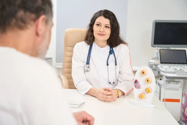 Žena Lékař Sedí Stolu Makety Dívá Muže Ultrazvukové Vyšetřovně Nemocnici — Stock fotografie