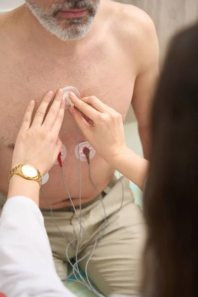 흰옷을 전문의 가병원내의 환자에게 혈관계를 진단하는 — 스톡 사진
