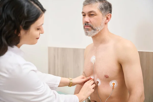 Kardiolog Vit Rock Förbereder Patienten För Elektrokardiografi Hjärtat Man Tittar — Stockfoto