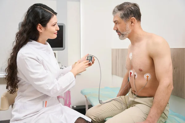 Zdravotní Sestra Indikacemi Práce Kardiovaskulárního Systému Pro Muže Klinice — Stock fotografie