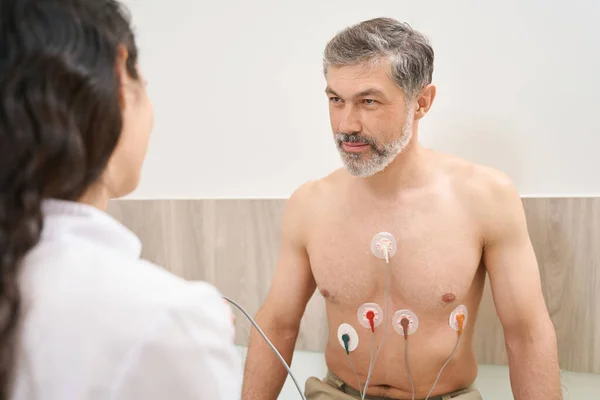 Muž Sedí Blízkosti Zdravotní Sestry Podstupuje Elektrokardiografii Srdce Nemocnici — Stock fotografie