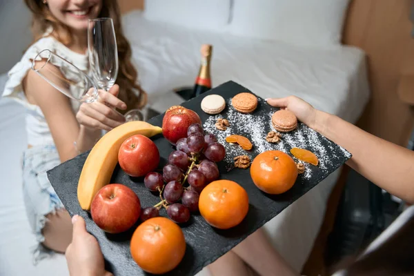 Owoce Słodycze Kieliszkach Szampana Pokoju Hotelowym Kobiety Przyniosły Owoce Ciasteczka — Zdjęcie stockowe
